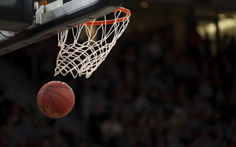 NBA籃球比賽扣籃畫(huà)面 - 球員在空中完成精彩扣籃